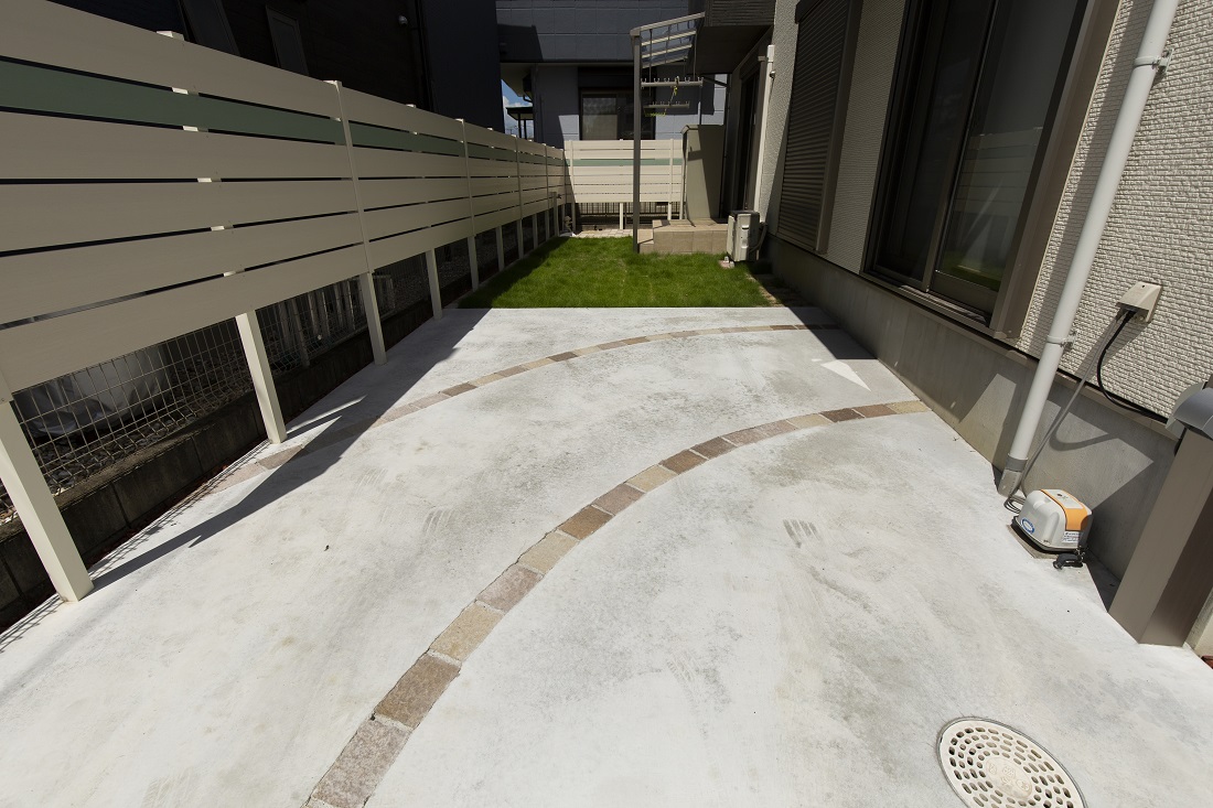 オシャレなコンクリートの駐車スペース　施工事例を紹介！ 画像