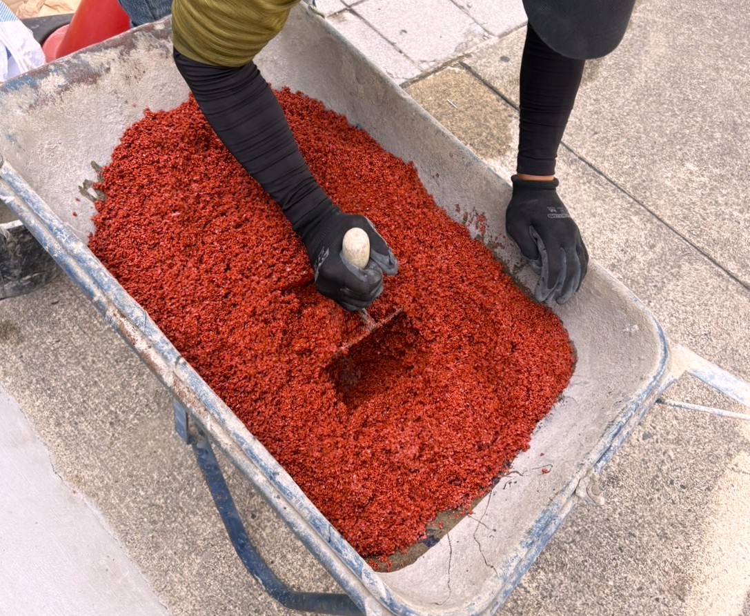 オシャレな土間コン駐車スペースづくりのコツ 赤色目地がアクセントの現場も紹介します! アイキャッチ画像